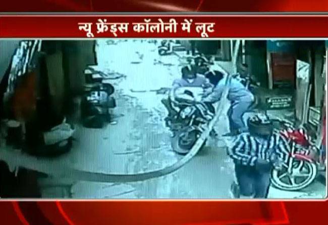 CCTV कैमरे में कैद हुई लूट की वारदात