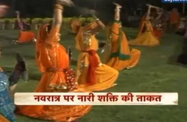 तलवार के साथ गरबा करती महिलाएं...