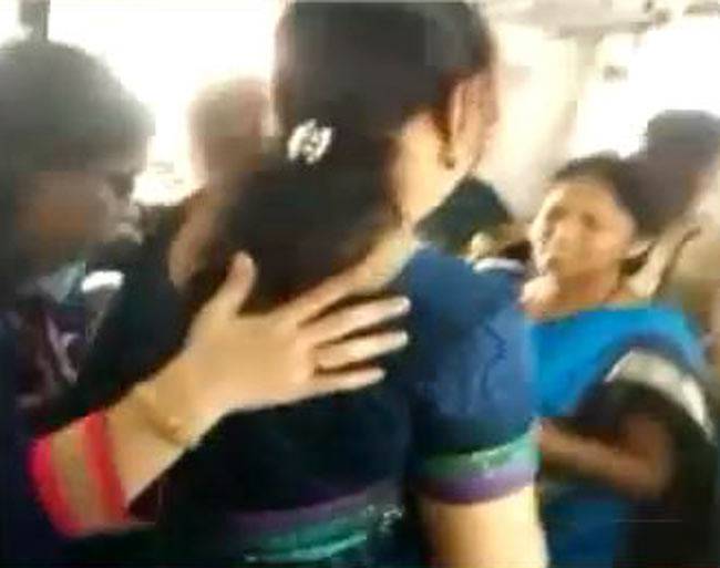 मुंबई लोकल ट्रेन में 'गरबा' करती महिलाएं