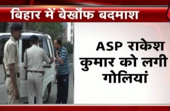 बेखौफ बदमाशों ने पुलिस अधिकारी को मारी गोली