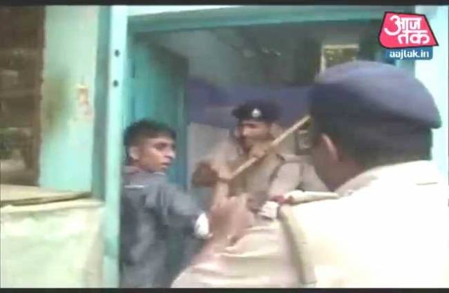 प.बंगाल में चुनाव के दौरान हिंसा, पुलिस ने किया लाठीचार्ज