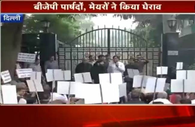 केजरीवाल के घर के बाहर विरोध प्रदर्शन