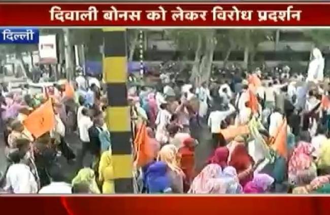 दिल्ली सरकार के खिलाफ MCD कर्मचारियों का हल्ला बोल