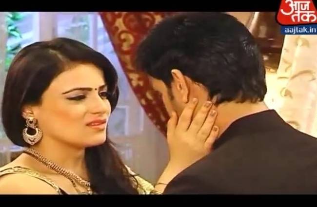 लाल साड़ी में तैयार हुई ईशानी अपनी सुहागरात के लिए