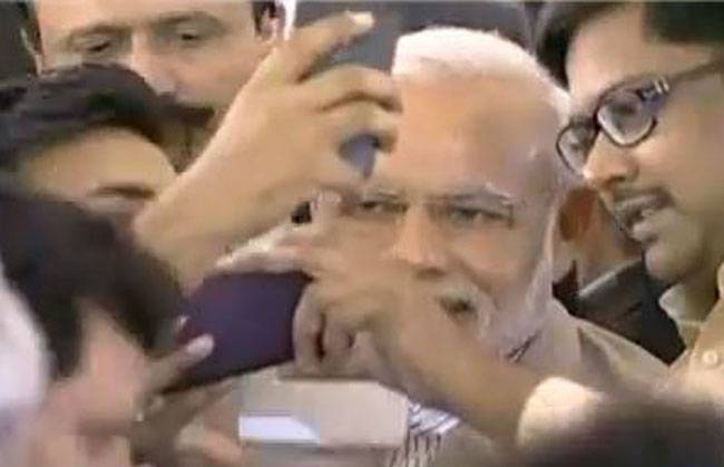 दिवाली मिलन समारोह में PM का सेल्फी सेशन