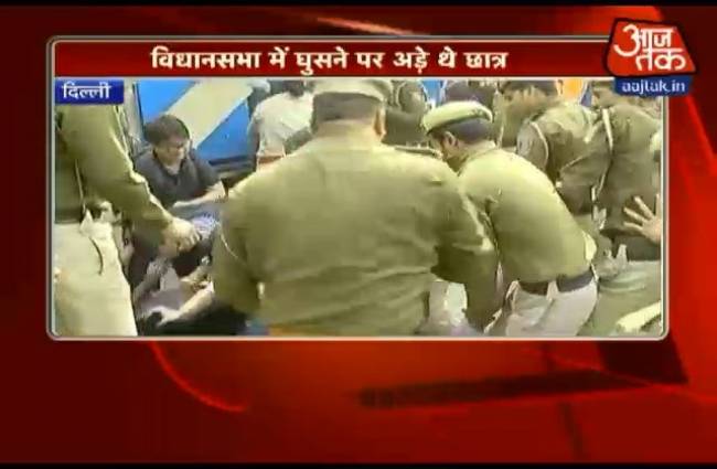 दिल्ली पुलिस और DU के छात्रों में झड़प