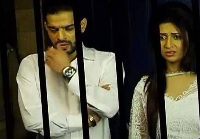 क्या 'पाठक' भी साजिश में शामिल है?