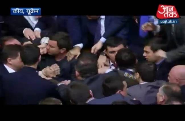 यूक्रन की संसद में जमकर मारपीट