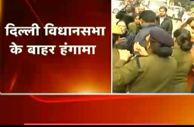 विशेष सत्र का बीजेपी कार्यकर्ताओं का प्रदर्शन