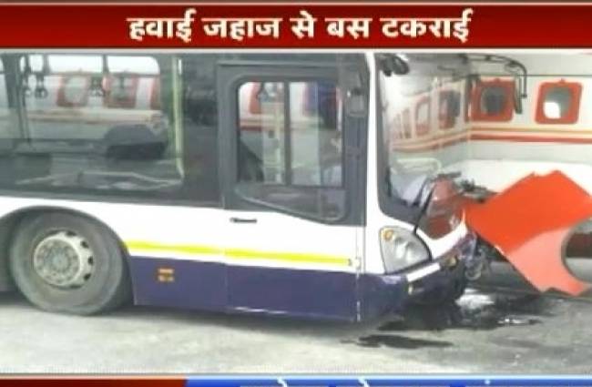 कोलकाता में प्लेन से बस टकराई