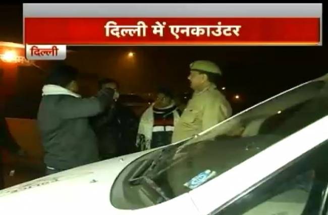 दिल्ली पुलिस पर चलीं गोलियां