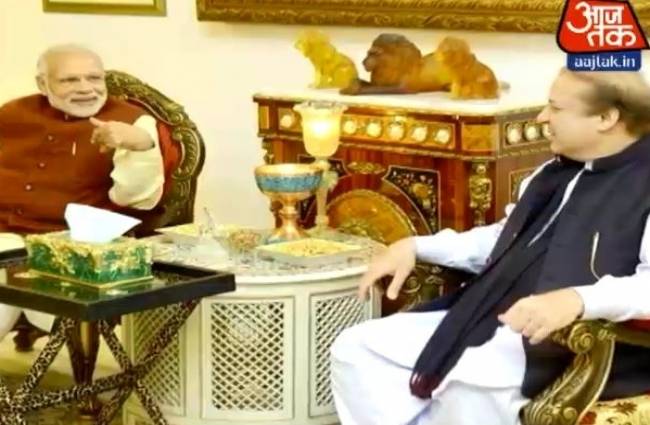 पीएम मोदी पाक प्रधानमंत्री नवाज के साथ