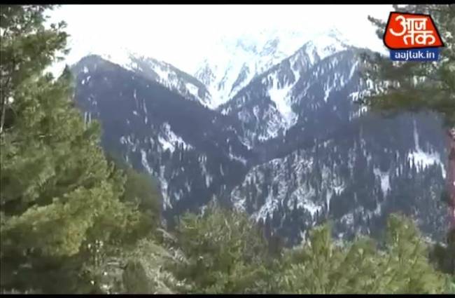 पहाड़ों से पिछलने लगी है बर्फ