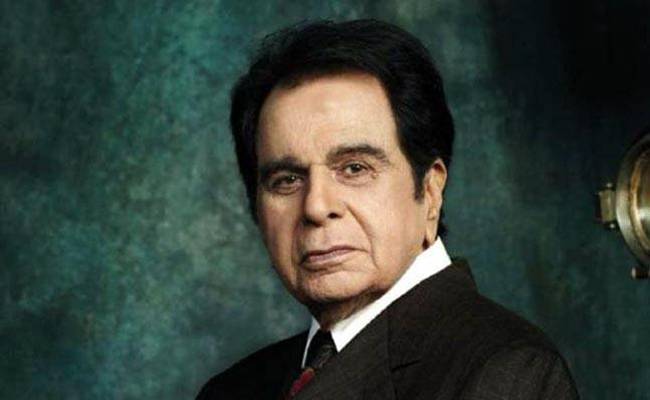 'ट्रेजेडी किंग' दिलीप कुमार को दिया गया पद्म विभूषण