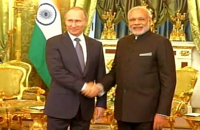 पुतिन से मुलाकात करते पीएम मोदी