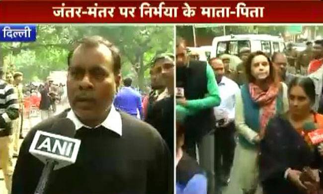 जंतर-मंतर पर निर्भया के माता-पिता का विरोध प्रदर्शन