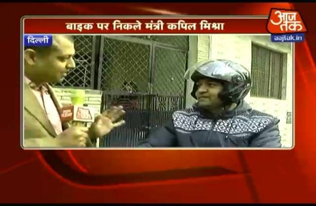 बाइक पर निकले मंत्री कपिल मिश्रा