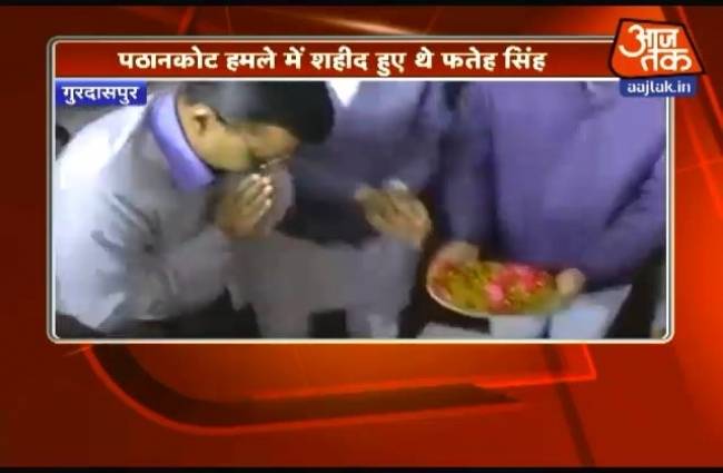 शहीदों के परिजनों से मिले केजरीवाल