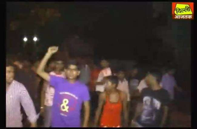 मोनू की मौत से नाराज लोगों ने रास्ते पर दिल्ली पुलिस के खिलाफ नारे लगाए