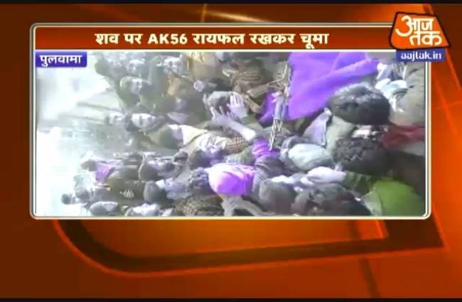 आतंकी के शव पर AK-56 रख चूमा