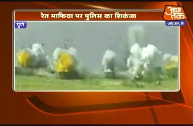 रेत माफिया की नावों को धमाके से उड़ाया