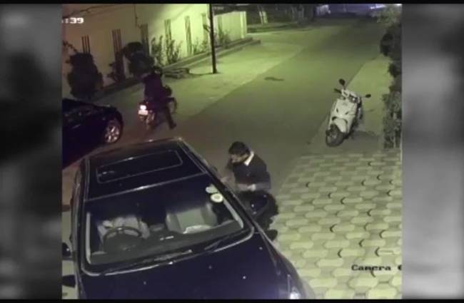 बदमाशों ने कार में बैठी महिला से लूटा पर्स