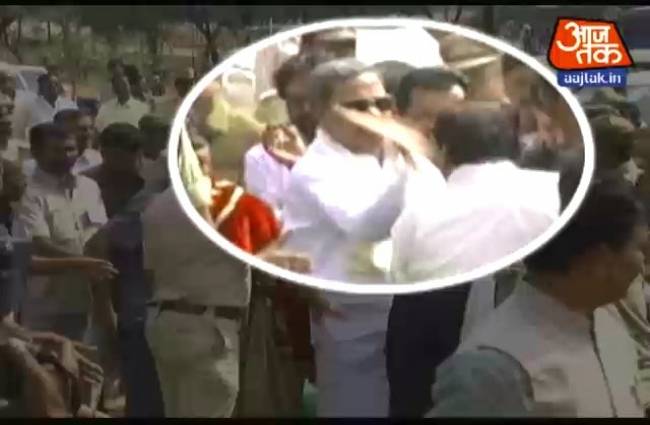 कर्नाटक के CM ने अधि‍कारी को मारा थप्पड़