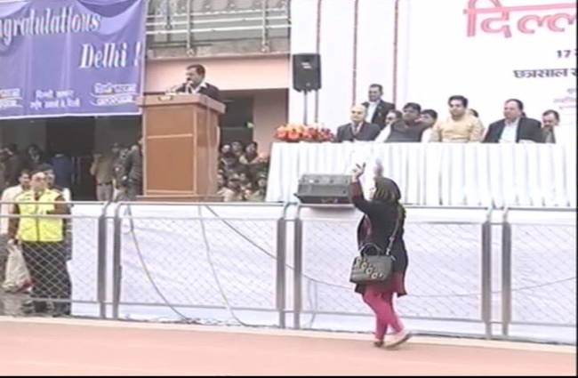 महिला ने CM केजरीवाल पर फेंकी स्याही