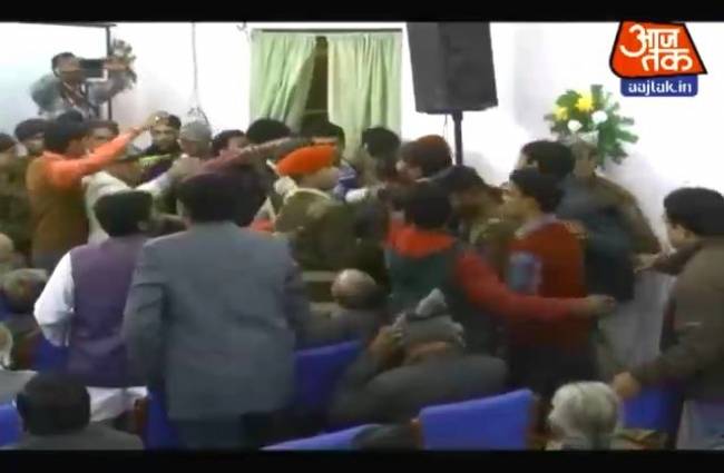 शिक्षा मंत्री के सामने छात्रों ने की जमकर मारपीट