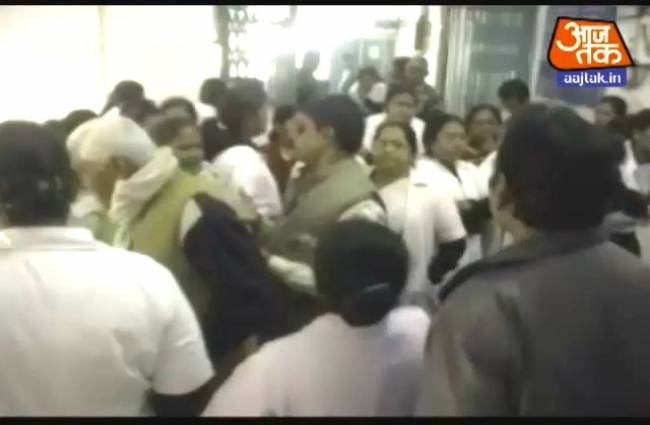 अस्पताल की सभी नर्सें हुई एकजुट