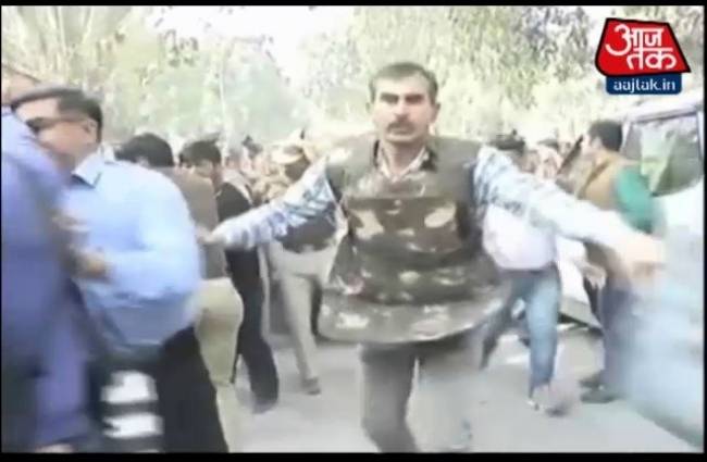 कन्हैया कुमार के साथ कोर्ट परिसर में हाथापाई