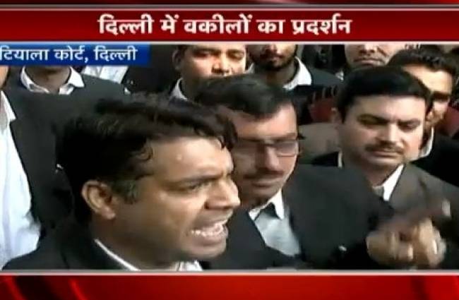 वकीलों ने तिरंगा लेकर निकाला मार्च