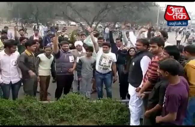 प्रदर्शनकारियों ने कई घरों पर किया पथराव