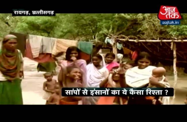 जहां सांपों की है बच्चों से दोस्ती