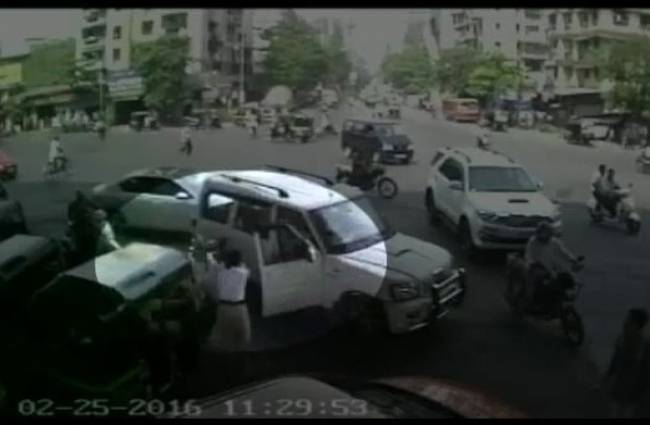 महिला ट्रेफिक पुलिस की शिवसेना कार्यकर्ताओं ने की पिटाई