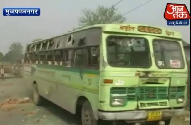 बस पर लोगों ने जमकर पथराव किया