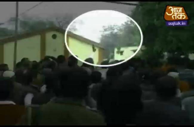 जीत के जश्न में उड़ाई कानून की धज्जियां