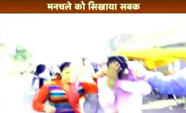 जब चप्पल से पीटते हुए महिला मनचले को ले गई थाने