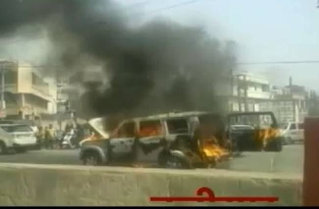 चलती कार में लगी भीषण आग