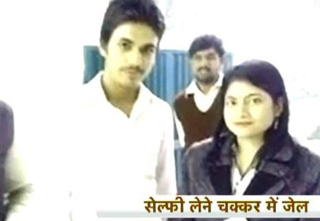 डीएम के साथ सेल्फी लेने पर मिली जेल की सजा