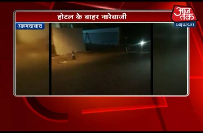 अहमदाबाद में शाहरुख खान की कार पर पथराव