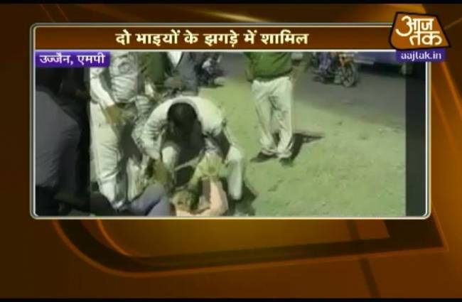 उज्जैन पुलिस ने एक शख्स को बेरहमी से पीटा