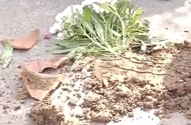 PM मोदी के रुट पर महिला ने फेंका गमला