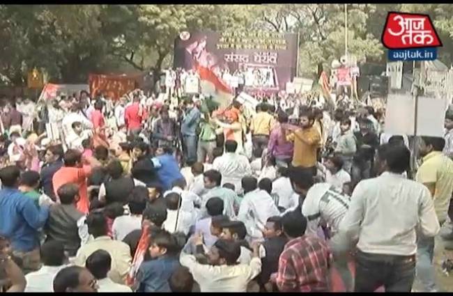 स्मृति ईरानी के खिलाफ यूथ कांग्रेस का मार्च