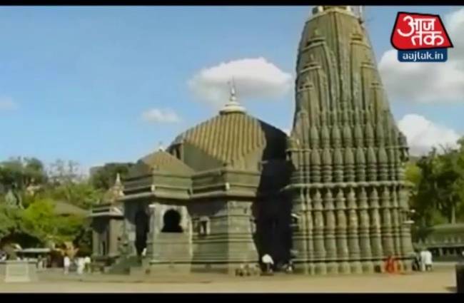 नासिक के त्र्यंबकेश्वर मंदिर में महिलाओं के प्रवेश देने की मांग