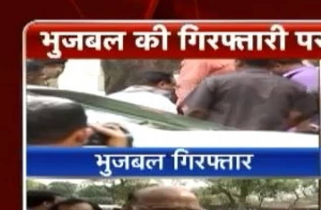 भुजबल की गिरफ्तारी के खिलाफ विधानसभा के बाहर धरने पर बैठे एनसीपी विधायक