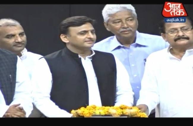 अखिलेश सरकार के 17 विधायक स्टडी टूर पर