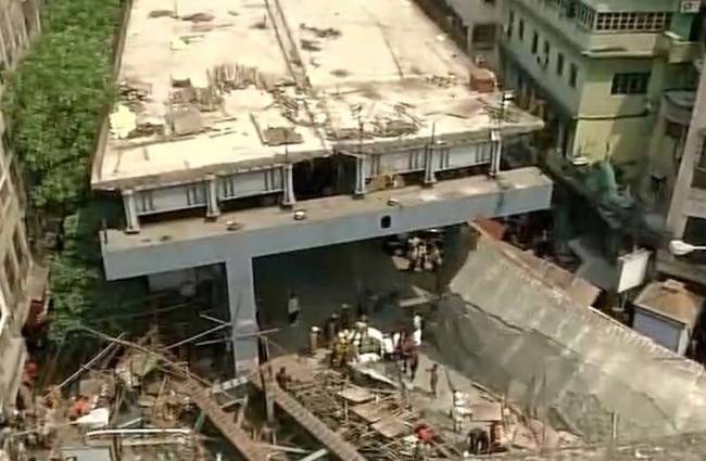 निर्माणधीन पुल गिरा