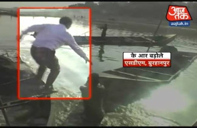 एसडीएम खुद नदी में कूद पड़े