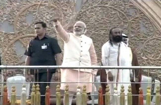 श्रीश्री रविशंकर के कार्यक्रम में पहुंचे PM मोदी